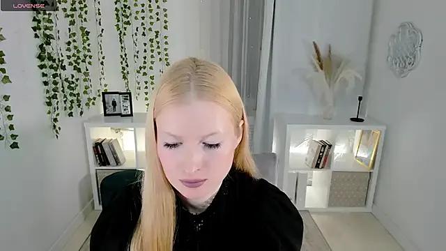 Laly_Peach on StripChat 