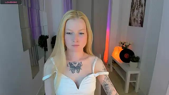 Laly_Peach on StripChat 