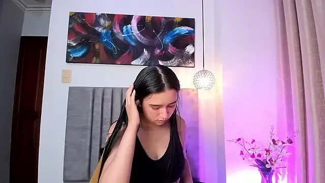 LaraGoldd — Panties off and dance