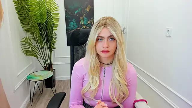 LeslieMineg on StripChat 