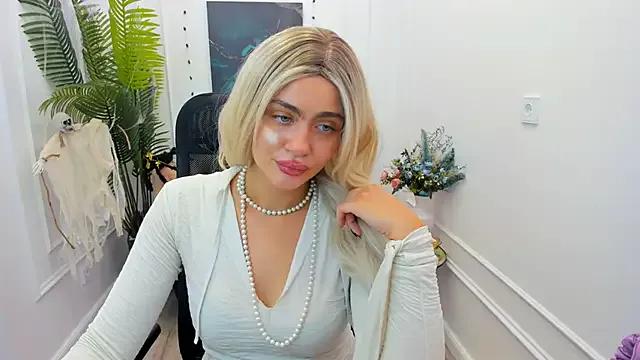 LeslieMineg on StripChat 