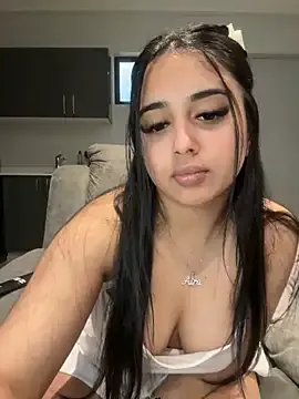 LilMisIndianx on StripChat 