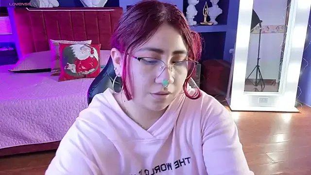 littlee_red on StripChat