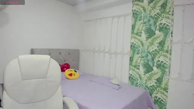 littlee_red on StripChat