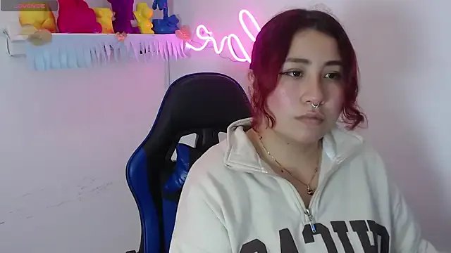 littlee_red on StripChat