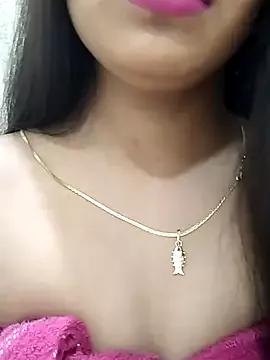 Maahhii_2 on StripChat 