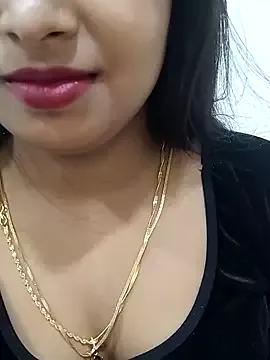Maahhii_2 on StripChat 