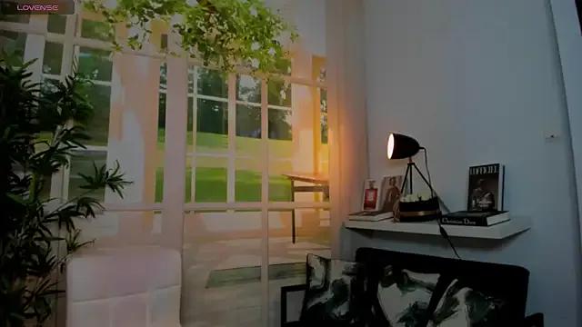 pretty_little_thing — suck finger with deep eye contact <3