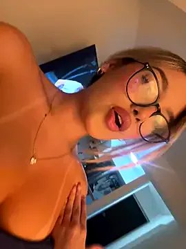 saliha_pinky_ on StripChat