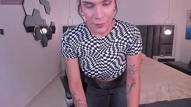 SarahYates on StripChat