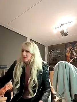 SexyMilfTascha — flash pussy