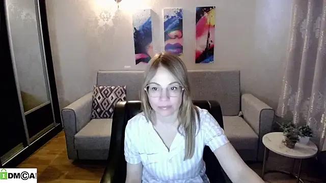 shy_hot_cat — put on lipstick