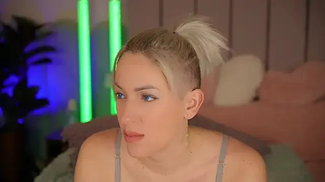 VickySecret96 on StripChat