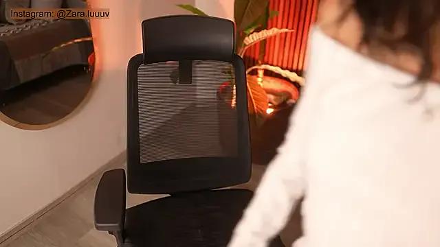 ZaraLuuv on StripChat 